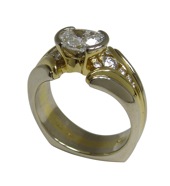 Tom-Dailing-oval-dia-rg-upright
