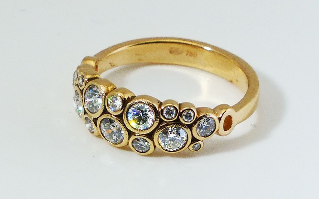 R113RD
18K rose gold and diamond ring, 15 white diamonds totaling 0.95ct.
Available for immediate delivery in finger size 7.
$5735
