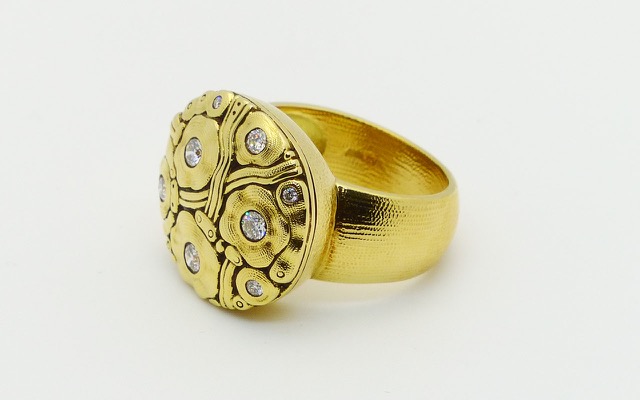R190D
“Flora” diamond ring in 18K yellow gold with 8 diamonds totaling 0.30 ct. 
Available for immediate delivery in finger size 6 ½.
$4,800
