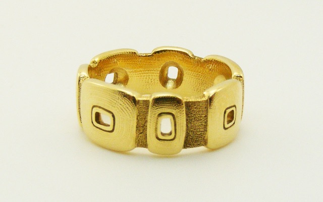 R109 & 109A
“Stone Windows” bands, 18K yellow gold, 7.5 mm wide.
Available for immediate delivery in finger size 6 ($2,615) and size 10 ($2,940).
