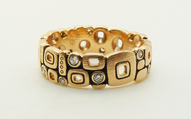 R118R
“Little Windows” 18K rose gold and diamond ring with 12-13 diamonds totaling approximately 0.17 ct. 6mm wide. Immediately available in size 6 ½.
$3,045.00
