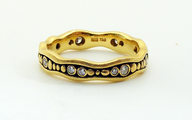 R124
“Sparkling Stream” 18K and diamond ring with 15 diamonds of approximately 0.20 ct. 4.2mm wide. Immediately available in size 6 ½.
$2,850.00
