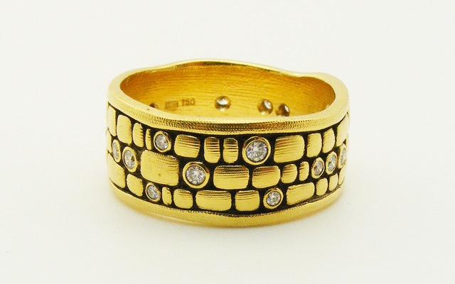 R125 
“Old Bridge” diamond ring, 18K yellow gold, 8.5mm wide, 19-21 diamonds totaling approximately 0.24 ct.
Available for immediate delivery in finger size 6 ¾.
$4,160.00

