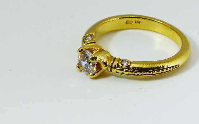 R-52M 
“Bubbles” diamond ring, 18K yellow gold,  0.59 ct diamond center (E/SI/IP), 4 side diamonds totaling  0.05 ct. 
 Available for immediate delivery in finger size 6 ½  
$5,965
