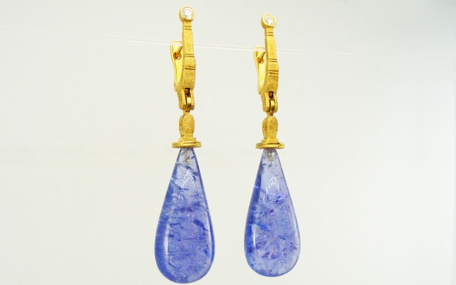 E132MD
“Sticks & Stones” earrings in 18KY with Tanzanite drops and 2 diamonds totaling 0.11 ct. Periwinkle that subtly shifts from royal blue to violet when viewed from different angles is the hallmark of this amazing African gemstone and makes them especially fun to wear! The drops have a total weight of 28.20 cts.
Immediate delivery  
$5,665
