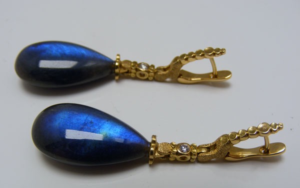E201D
“Sticks & Stones” earrings in 18K yellow gold with Labradorite drops and 2 diamonds totaling 0.06 ct. The drop shape, the perfect scale, the way the blue jumps out of the deep background: everything about this pair is phenomenal! Drops measure 22 X 12 X 7 mm.
Immediate delivery
$3,225
