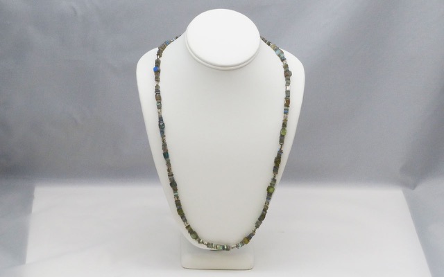 Q3P
Labradorite and platinum necklace, 20 platinum beads and clasp, 27” long.
$4,030.00
