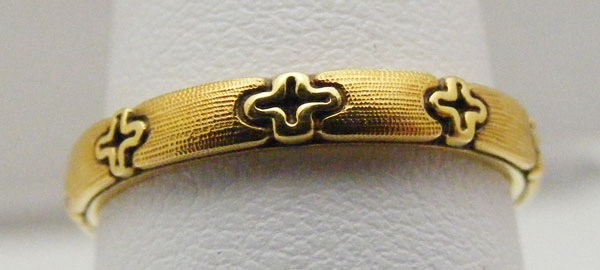 R93
“Little Crosses”, 18KY, 2.7mm wide, in store in size 6 ½
$1,275
